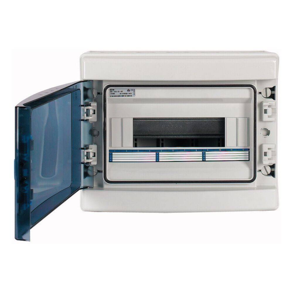 Ein elektrischer Verteilerkasten mit einer transparenten blauen Tür ist geöffnet und zeigt Schalter und Sicherungsautomaten im Inneren.