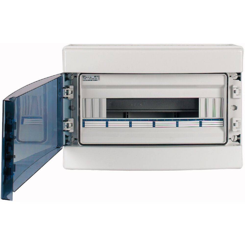 Ein elektrisches Verteilerpanel mit einer blau getönten transparenten Tür, die Innenverteilungssicherungen zeigt. Die Tür ist geöffnet und gibt den Schaltschrank frei.
