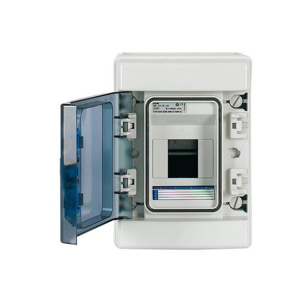 Ein elektrischer Sicherungsautomat in einer weißen Schachtel mit einer offenen transparenten blauen Tür, die Schalter im Inneren zeigt.