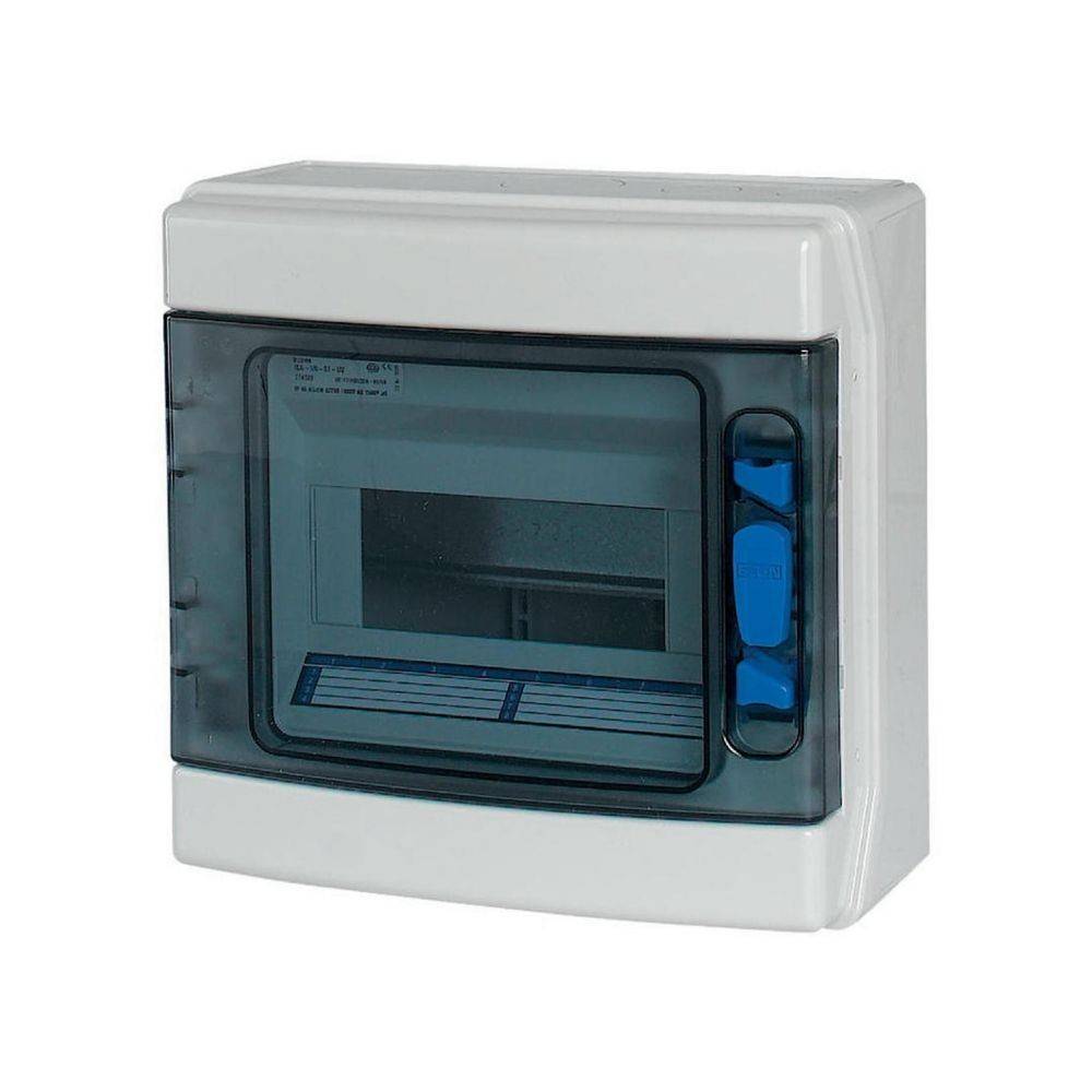 Eine weiße Kunststoff-Elektroverteilerdose mit einem transparenten blau-grauen Deckel, konzipiert zur Aufnahme von Sicherungen, zur Wandmontage.