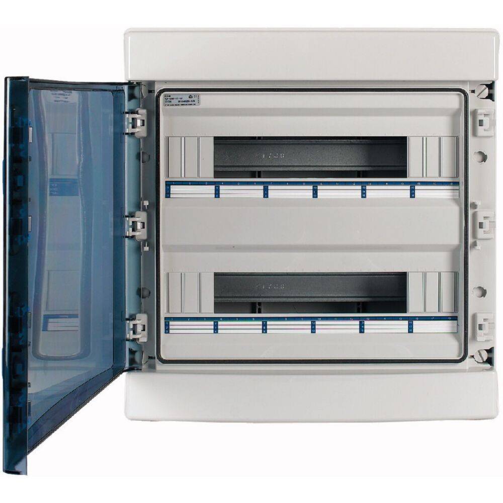 Offene Elektrotafel mit blau getönter transparenter Tür, die zwei Reihen von Sicherungshalterungen aufweist; Sicherungen sind nicht installiert.