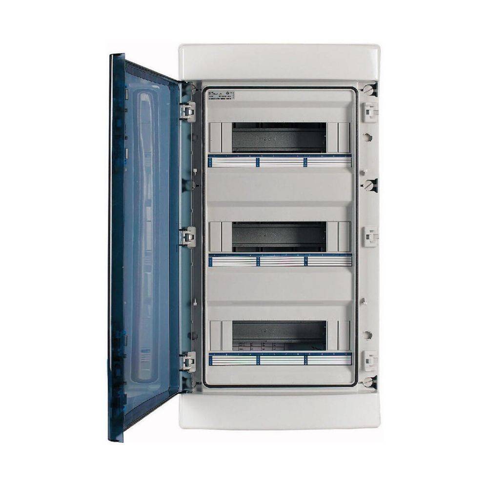 Elektrische Verteilertafel mit einer blau getönten transparenten Tür, die drei horizontale Reihen für Sicherungsautomaten zeigt, zur Steuerung elektrischer Stromkreise.