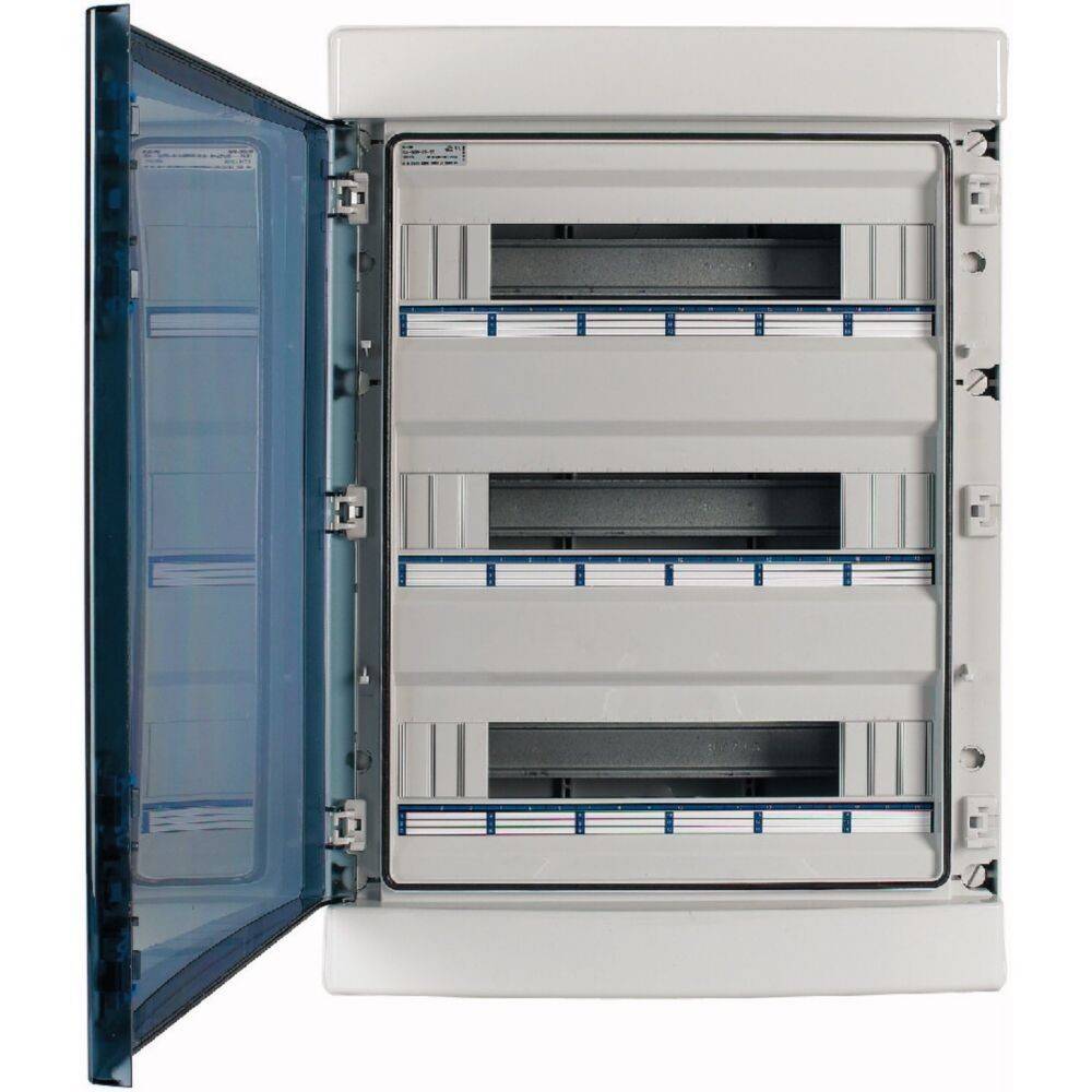 Ein offenes elektrisches Verteilerschaltpult mit drei leeren Reihen für Sicherungsautomaten. Das Panel verfügt über eine transparente blaue Tür.