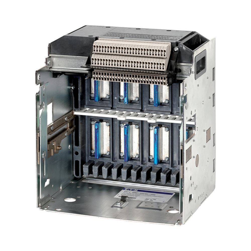 Ein offener Metallrahmen einer Computer- oder Serverhardwarekomponente, der mehrere Steckplätze für Einsätze und Anschlüsse zeigt und die interne Schaltkreisstruktur freilegt.