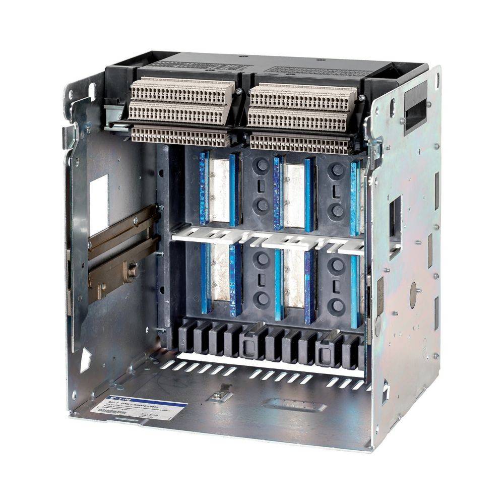 Geöffnetes Computer-Server-Gehäuse mit mehreren leeren Steckplätzen und Kühlmodulen, das den Innenrahmen und die elektronische Komponentenstruktur präsentiert.