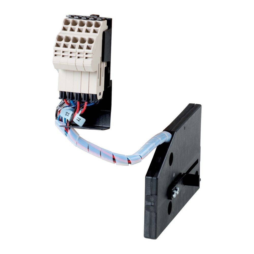 Ein elektrischer Anschluss mit mehreren Anschlüssen, befestigt an einem schwarzen Montagebügel. Beschriftete Kabel sind mit den Anschlüssen verbunden.