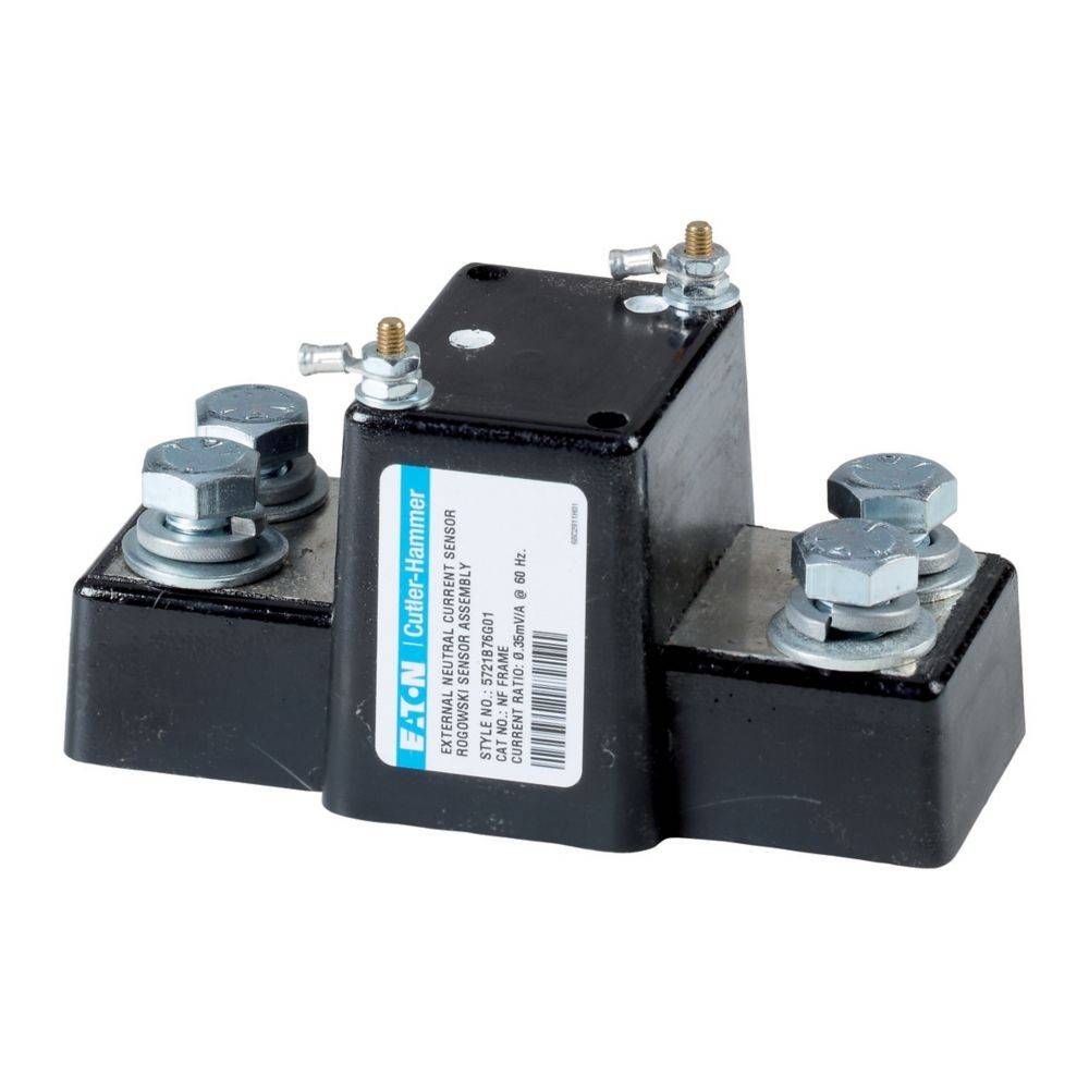 Ein schwarzes EATON-Gerät mit Metallschrauben und Bolzen, versehen mit einem Etikett mit technischen Spezifikationen, verwendet für elektrische Verbindungen oder Installationen.