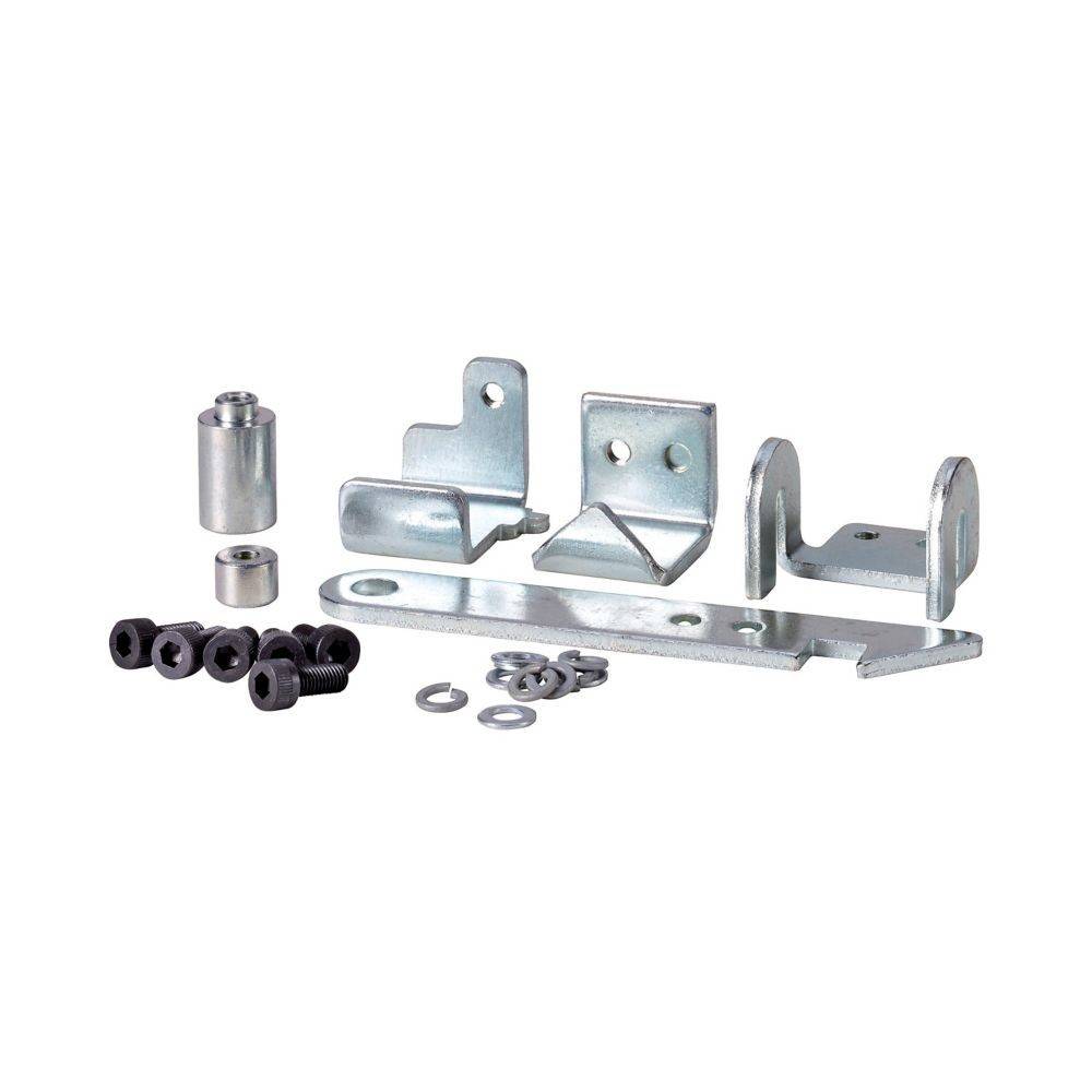 Verschiedene Metallhalterungen, Schrauben und Unterlegscheiben sind auf einem weißen Hintergrund angeordnet und zeigen Teile für mechanische oder strukturelle Montagen.