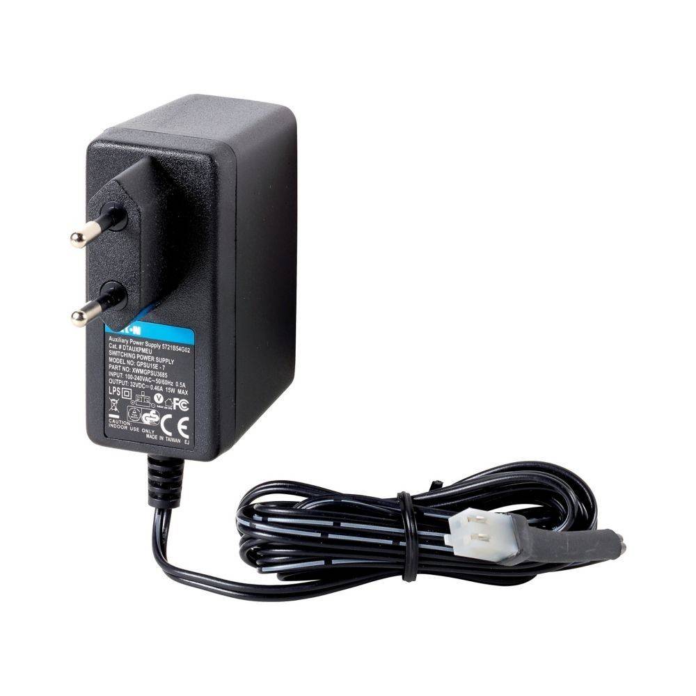 Schwarzer Steckernetzteil mit zweipinnigem europäischem Stecker, Etikett mit Spezifikationen und angeschlossenem schwarzem Kabel mit Anschluss.