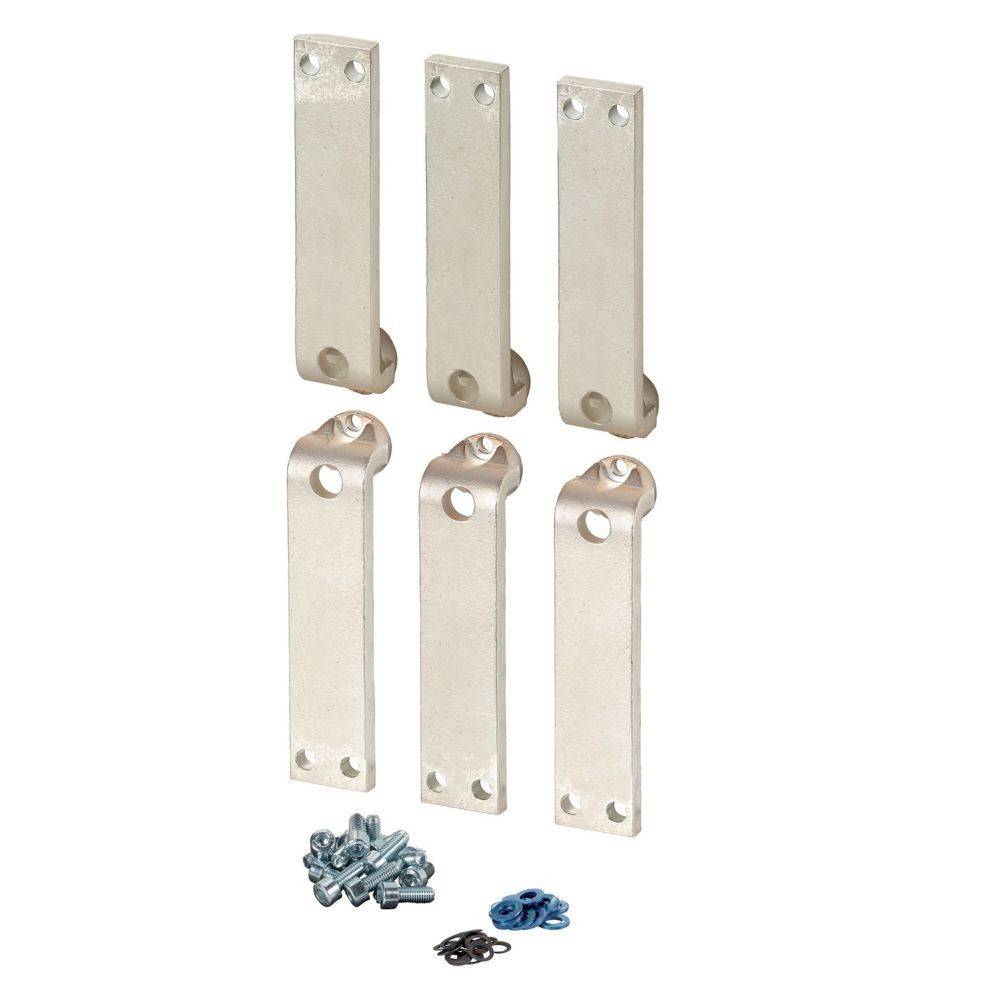 Sechs Metallhalterungen und ein kleiner Haufen Schrauben und Unterlegscheiben sind auf weißem Hintergrund angeordnet und deuten darauf hin, dass es sich um Hardware-Komponenten für eine Montage handelt.