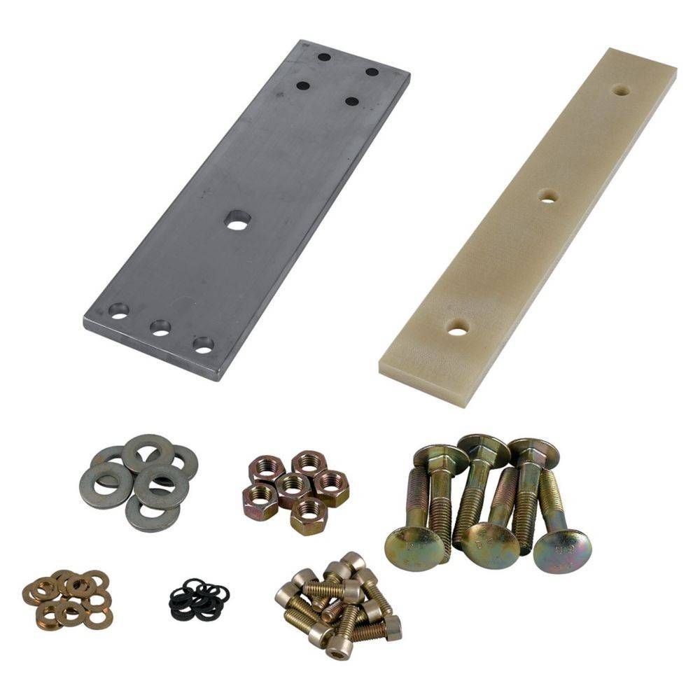 Metall- und Kunststoffplatten mit verschiedenen Schrauben, Unterlegscheiben und Muttern, die zur Montage unterhalb angeordnet sind.