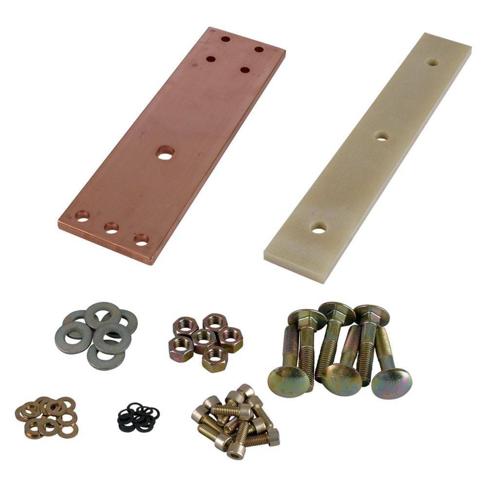 Ein Satz von Hardwarekomponenten, bestehend aus zwei Metallplatten, Schrauben, Bolzen, Muttern und Unterlegscheiben, die ordentlich auf einem weißen Hintergrund angeordnet sind.