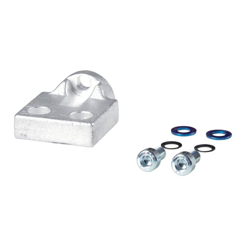 Metallhalterung mit zwei Befestigungslöchern links und zwei Schrauben mit Unterlegscheiben rechts, vor einem einfarbigen weißen Hintergrund.