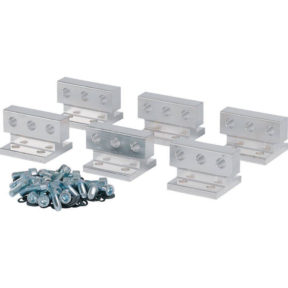 Zwei Reihen metallischer Verbinder mit Schraubenbefestigungen sind neben einem Haufen von Schrauben angeordnet und zeigen Montagezubehör an.