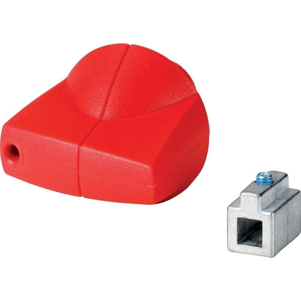 Ein roter dreieckiger Kunststoffschlüssel neben einem kleinen metallischen Verschlussmechanismus mit einem quadratischen Schlitz für den Schlüssel.