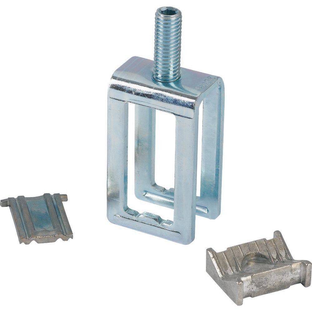Metallhalterung mit drei Komponenten: ein U-förmiger Rahmen mit einem Gewindebolzen oben, eine kleine rechteckige Kappe und ein gewinkelte Metallstück.