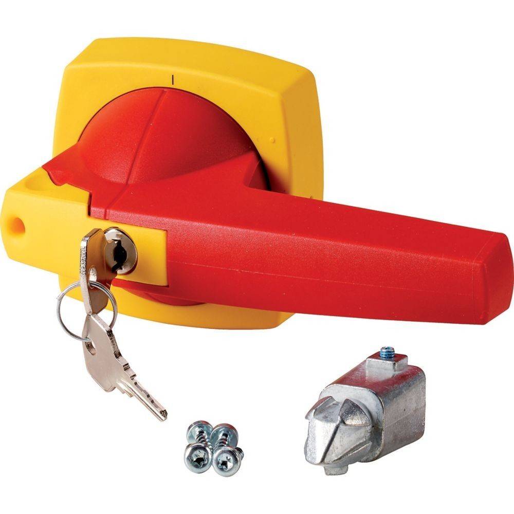 Rote und gelbe Sicherheitsschalter mit einem Schloss, Schlüssel, Schrauben und einem Metallverbinder, verwendet zum Sichern von elektrischen Geräten und Schaltschränken.