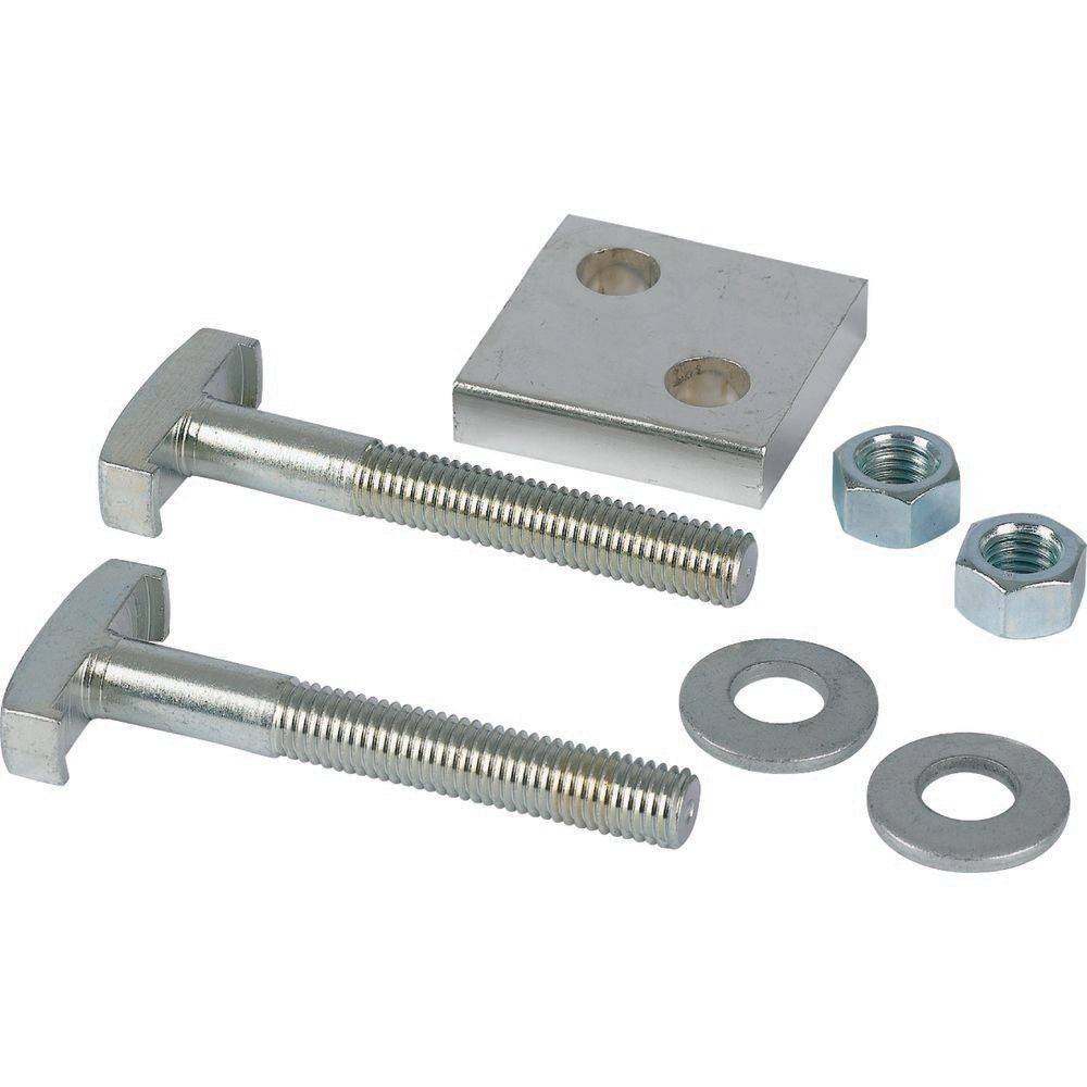 Zwei T-Bolzen, zwei Unterlegscheiben, zwei Muttern und eine Metallplatte mit zwei Löchern, auf einer weißen Oberfläche ausgelegt. Die Komponenten sind metallfarbig und glänzend.