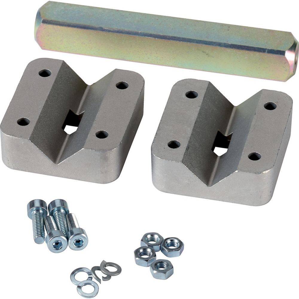 Ein Satz Metallbeschläge bestehend aus einer sechseckigen Stange, zwei Metallblöcken mit abgewinkelten Ausschnitten, vier Bolzen, Unterlegscheiben und vier Muttern.
