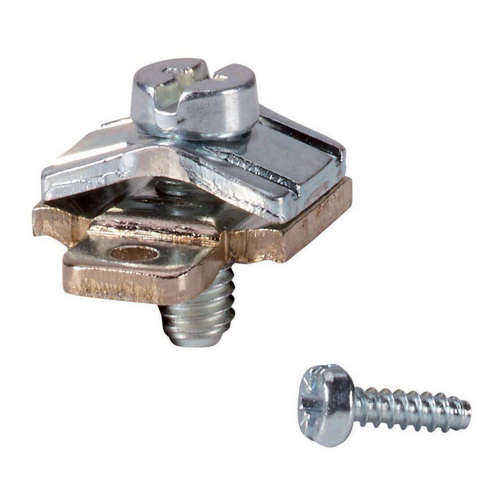 Eine Metallklemme mit einer Schraube oben, die dazu dient, Teile zusammenzuhalten, dargestellt neben einer separaten kleineren Schraube auf einem einfarbigen Hintergrund.
