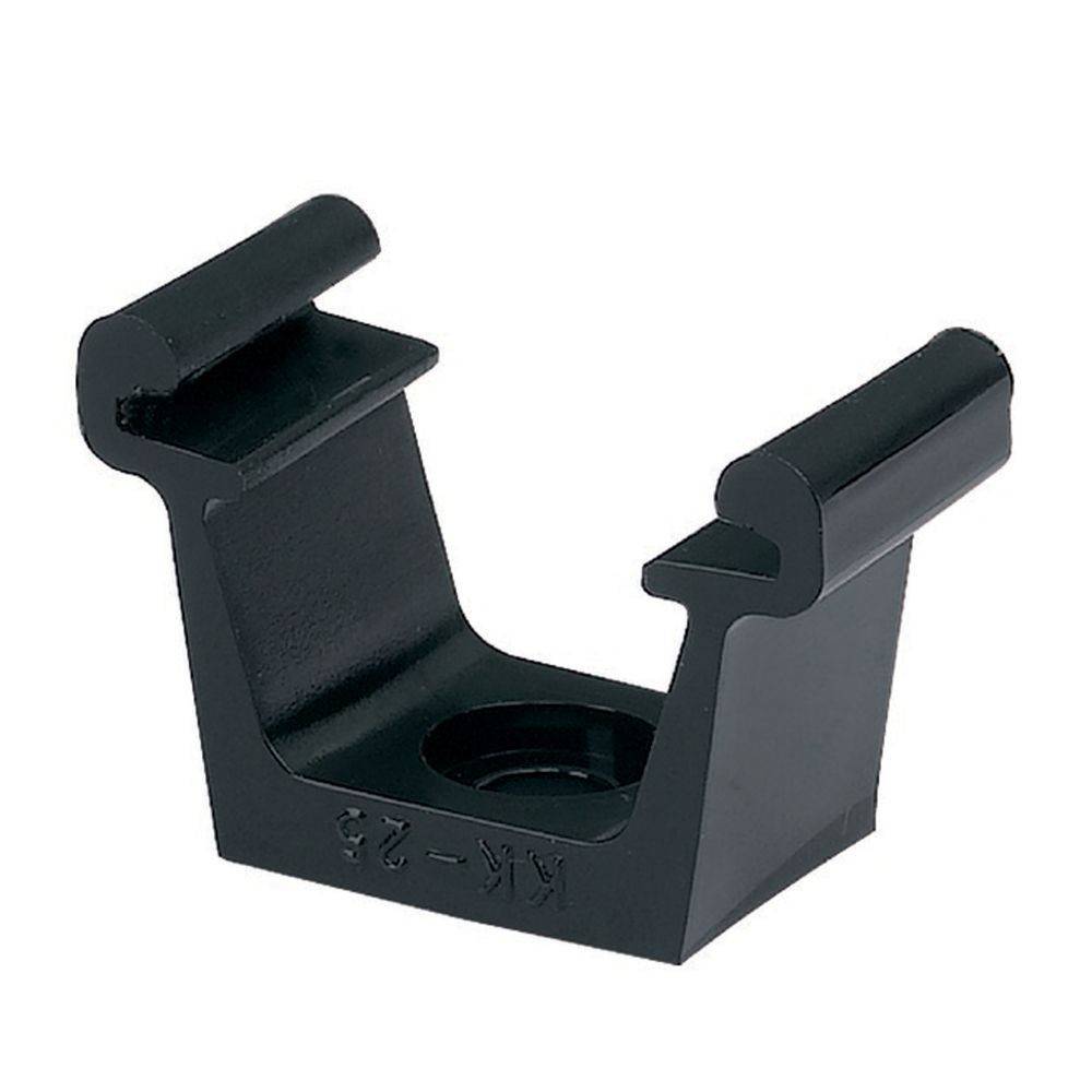 Ein schwarzer U-förmiger Plastikclip mit einer kreisförmigen Basis, der zum Befestigen von Objekten auf Oberflächen verwendet wird. Der Clip verfügt über zwei verlängerte Arme.