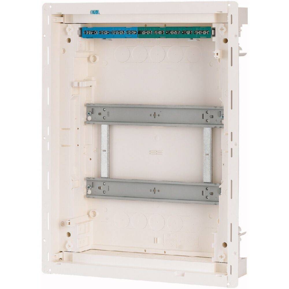 Eine leere weiße Elektroverteilerdose mit Metallschienen und einem blauen Klemmenblock im Inneren, vorgesehen für eine Verdrahtungsinstallation.