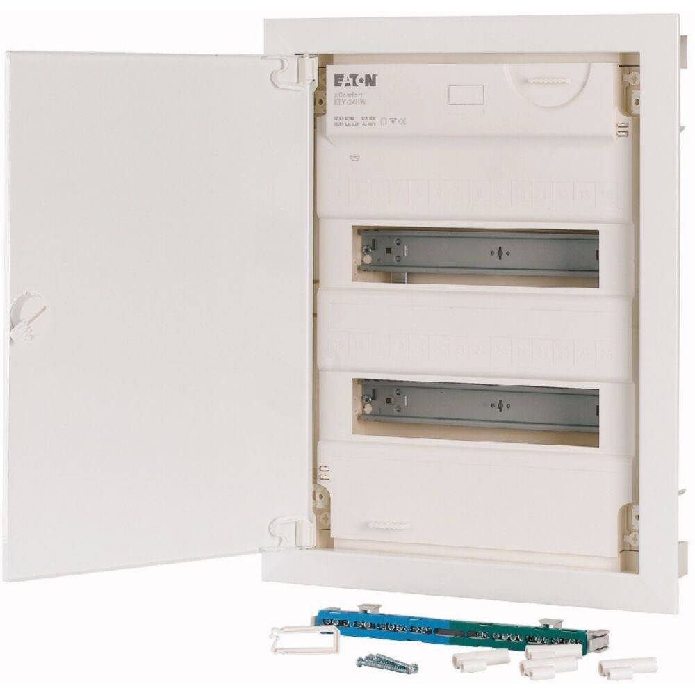 Eine elektrische Schaltanlage mit geöffneter Tür, die zwei Reihen von Sicherungsautomaten zeigt. Verschiedene Halterungen und Schrauben sind am unteren Rand platziert.