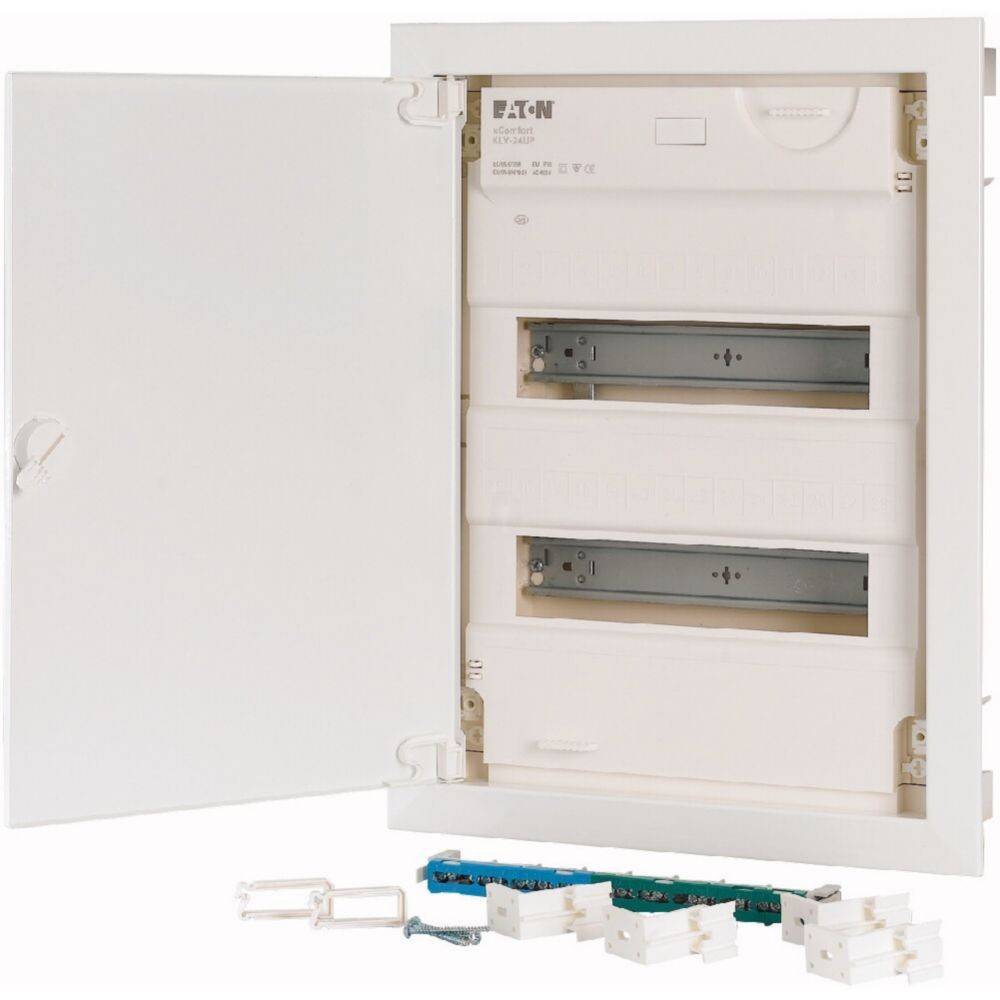 Offene elektrische Verteilertafel mit leeren Steckplätzen und abgenommenen Sicherungsautomaten, die unten dargestellt sind und zur Steuerung der elektrischen Gebäudesysteme verwendet wird.