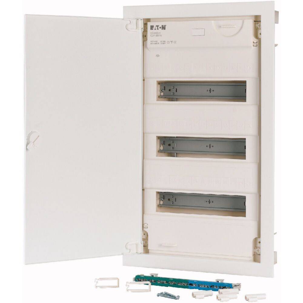 Elektrischer Schaltschrank mit geöffneter Tür, die vier leere Steckplätze für Sicherungsautomaten zeigt; inklusive Installationshalterungen und Abdeckplatten.