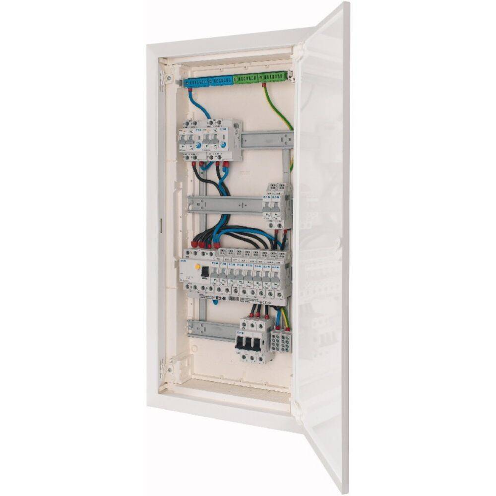 Ein offenes Elektroverteilerschrank mit verschiedenen Sicherungsautomaten, Kabeln und Schaltern, die auf Metallschienen in einem weißen Gehäuse angeordnet sind.