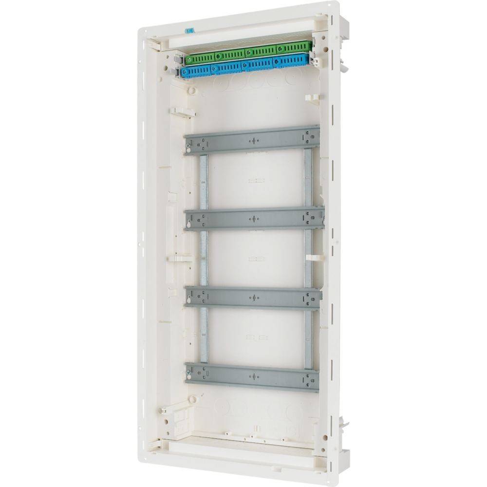 Ein weißes, leeres elektrisches Verteilerkastengehäuse mit drei horizontalen Montageschienen und Anschlüssen an der Oberseite, bereit zur Installation.