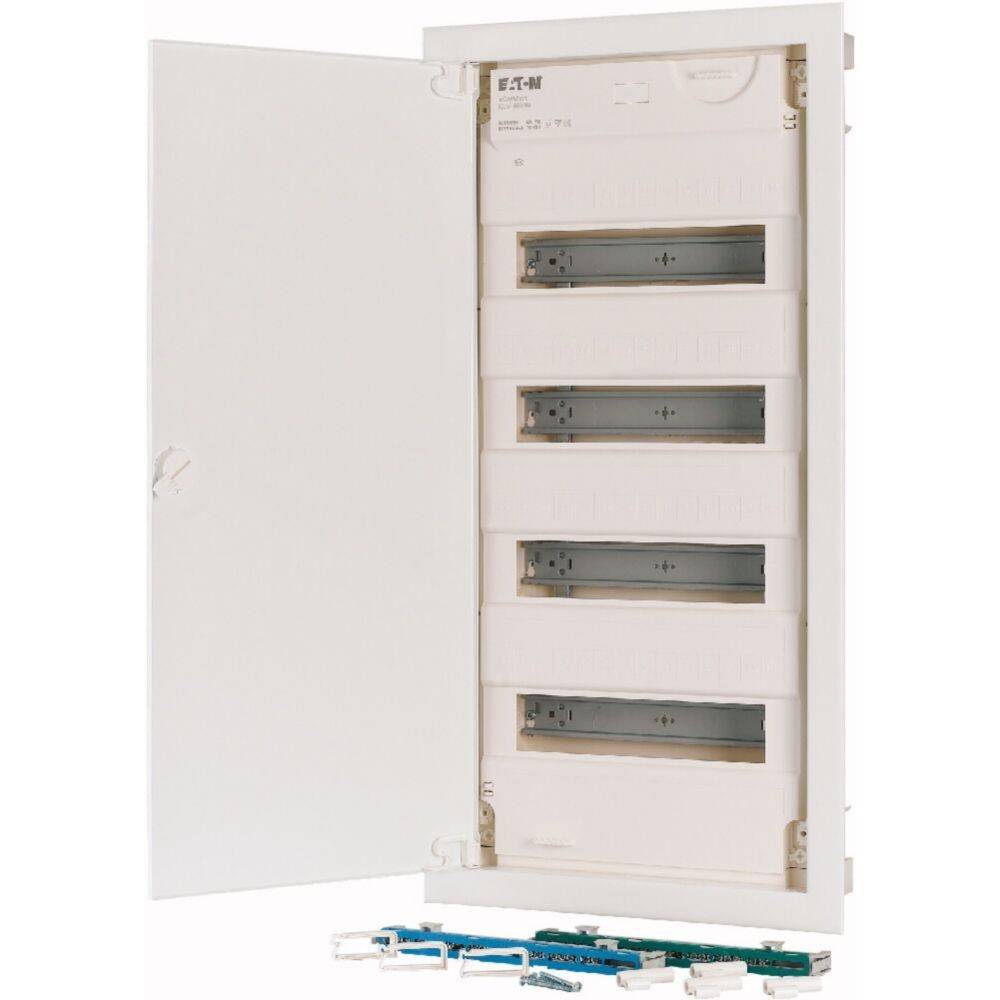 Ein offenes elektrisches Sicherungskasten-Panel mit vier leeren Steckplätzen, bei dem Verdrahtung und Komponenten davor ausgelegt sind.