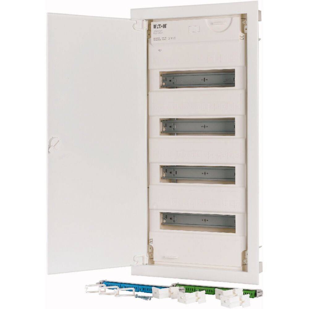 Elektrische Verteilerdose mit mehreren leeren Steckplätzen für Sicherungsautomaten geöffnet. Einige beschriftete Anschlüsse und Kabel liegen unterhalb der Box.