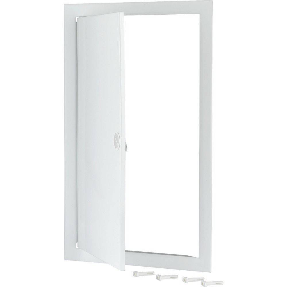 Ein weißes Wandzugriffspanel mit einer leicht geöffneten Tür auf Scharnieren, die ihren Metallrahmen und mehrere kleine Befestigungsschrauben darunter zeigt.