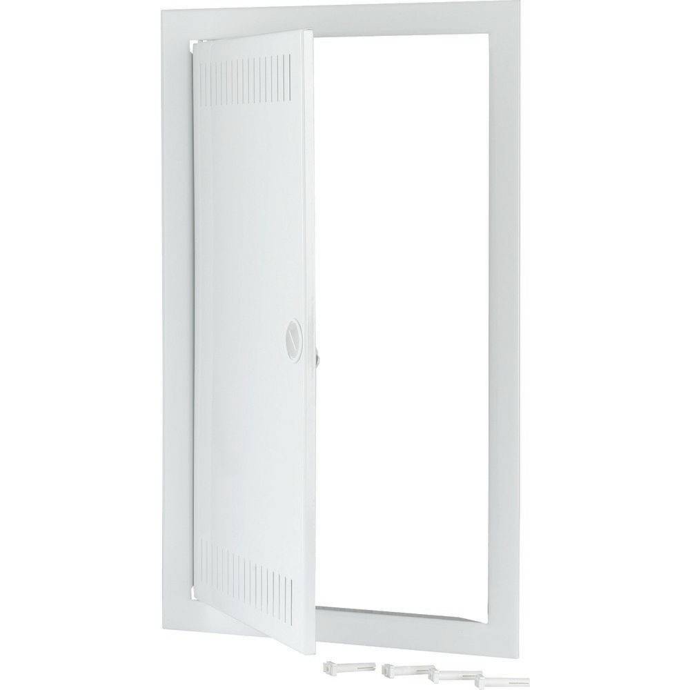 Ein weißes Metallzugangspanel, das in einem Winkel gesetzt ist und teilweise geöffnet ist, wobei sein belüftetes Design mit Scharnier an der Seite sichtbar wird. Schrauben sind darunter zu sehen.