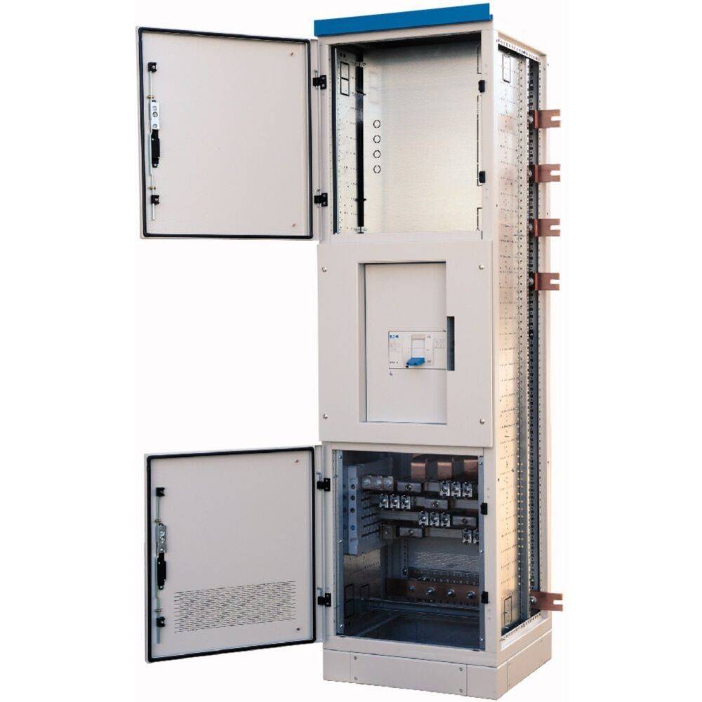 Eine offene elektrische Schaltanlage, die Schalter, Sicherungsautomaten und Verkabelung im Inneren zeigt, die zur Steuerung und zum Schutz elektrischer Stromkreise verwendet wird.