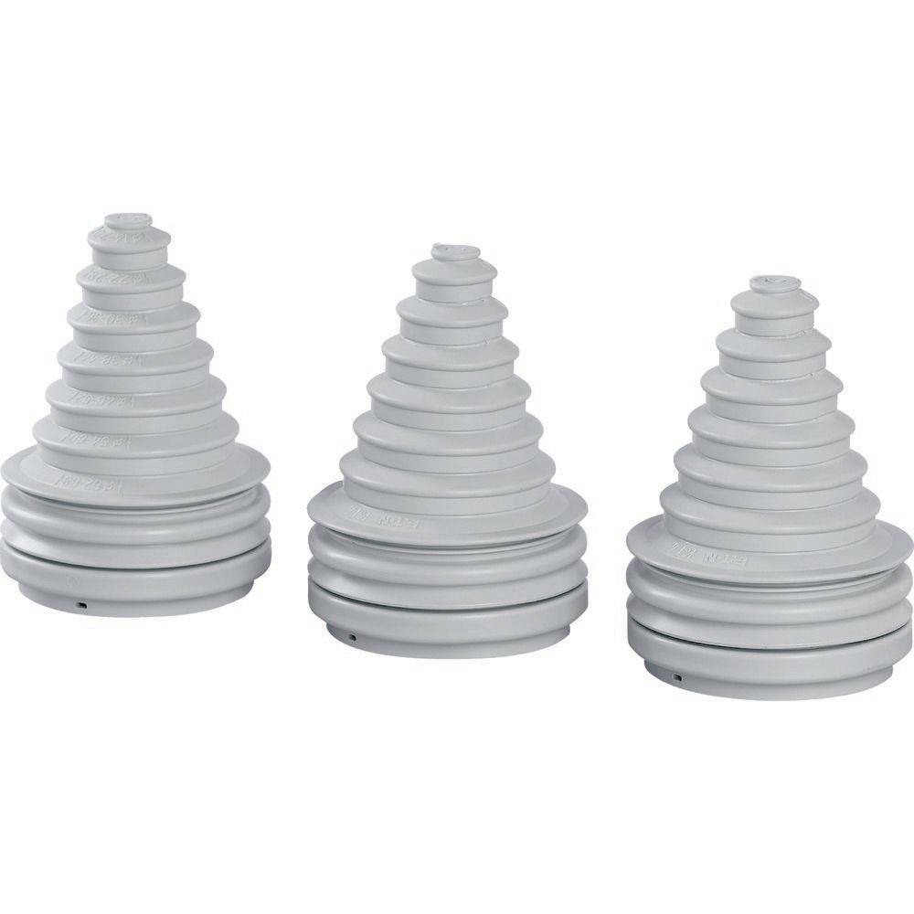 Drei graue, kegelförmige Strukturen mit mehreren übereinander gestapelten Schichten, die Verkehrskegeln ähneln, sind nebeneinander vor einem weißen Hintergrund ausgerichtet.