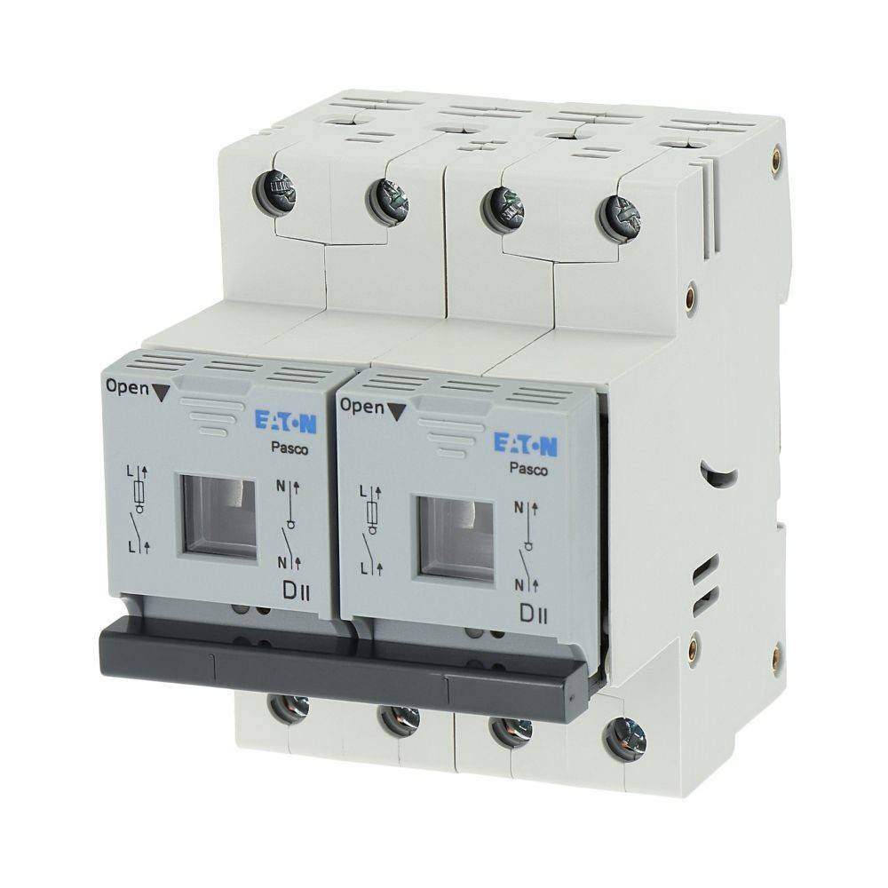Dreipoliger Leistungsschalter mit Schaltern, beschriftet mit ‚Öffnen' und ‚Eaton'. Verwendet zur Steuerung elektrischer Stromkreise.