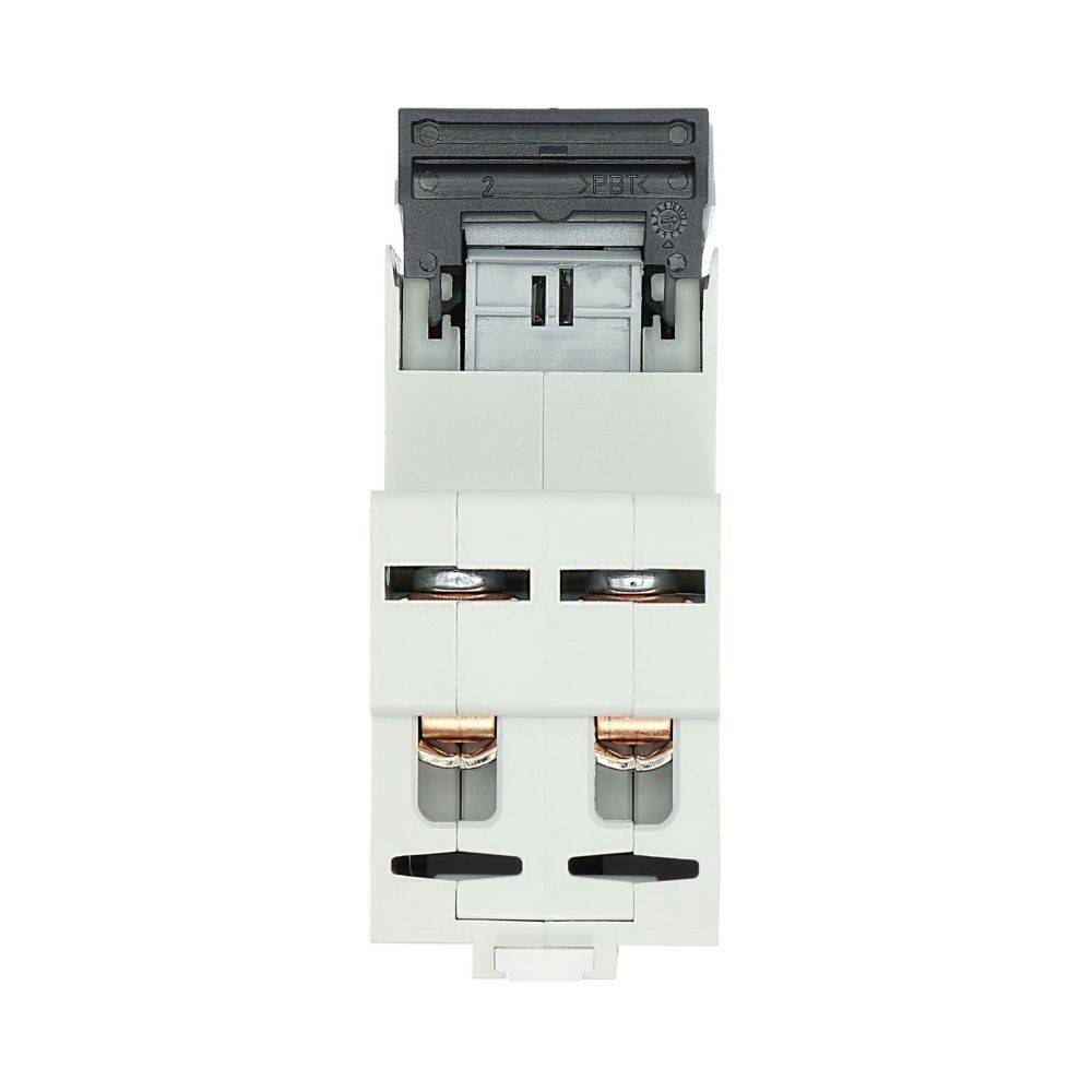 Ein weißer elektrischer Sicherungsautomat mit einem schwarzen Schalter oben, der zum Steuern von elektrischen Stromkreisen entwickelt wurde und in vertikaler Position dargestellt ist.