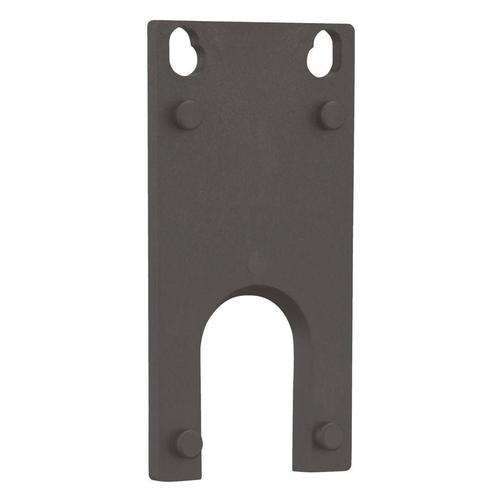 Eine schwarze Wandhalterung mit vier zylindrischen Vorsprüngen und zwei Befestigungslöchern oben.