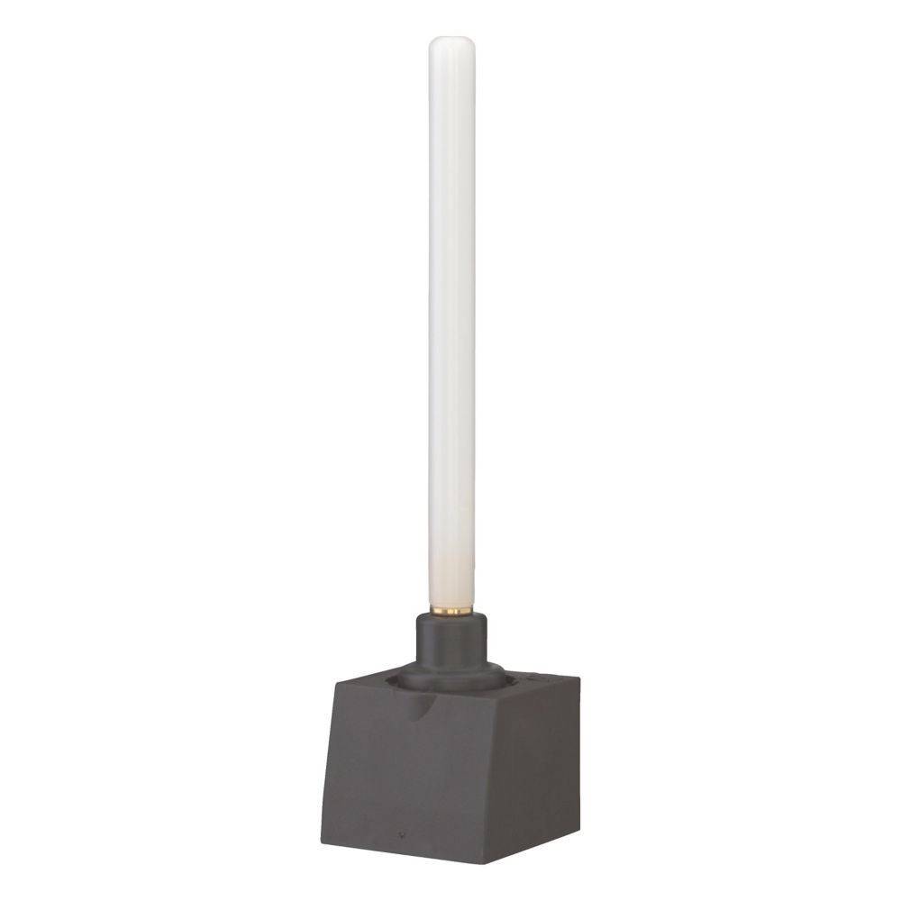 Eine moderne Kerze mit einem weißen, hohen, schlanken Körper, der in einer quadratischen schwarzen Basis sitzt und ein minimalistisches Design aufweist.