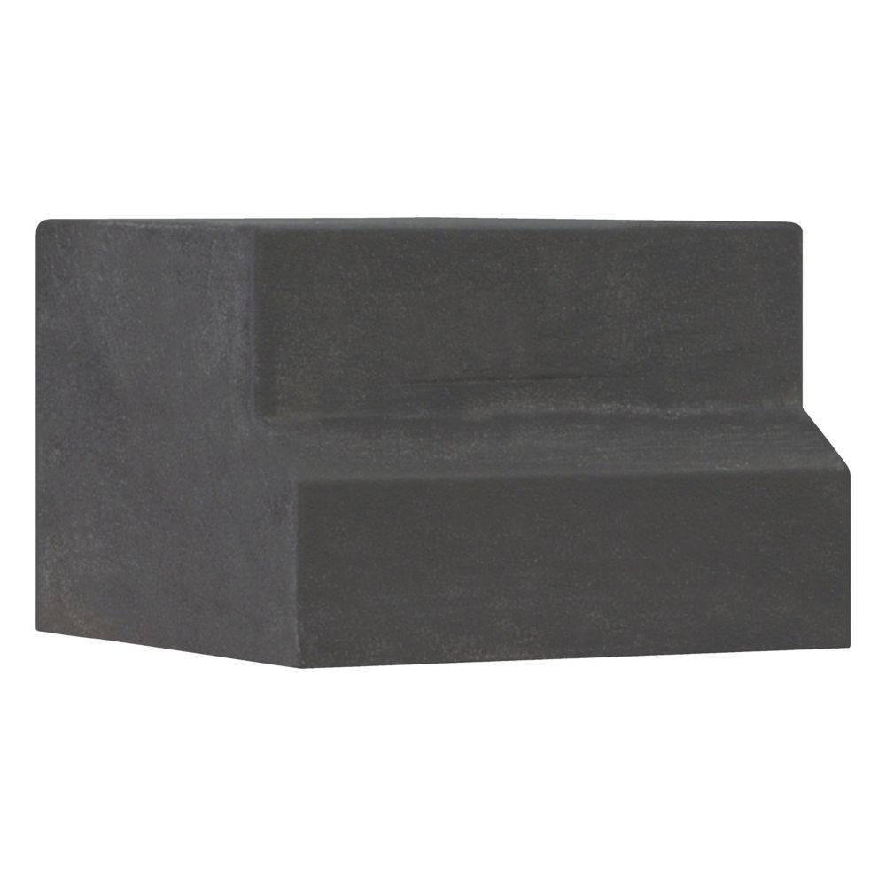 Ein dunkler, rechteckiger, stufenartiger Block mit einem abgeschrägten Winkel, möglicherweise aus Stein oder Beton, der ein architektonisches oder konstruktives Element andeutet.