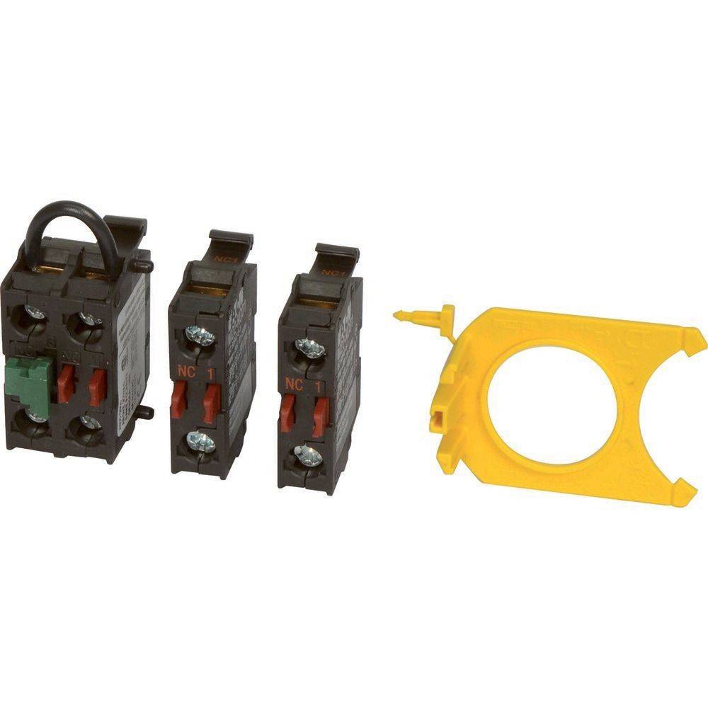 Drei schwarze elektrische Kontaktblöcke mit roten NC (Normally Closed) Etiketten und einer gelben Montageklammer daneben.