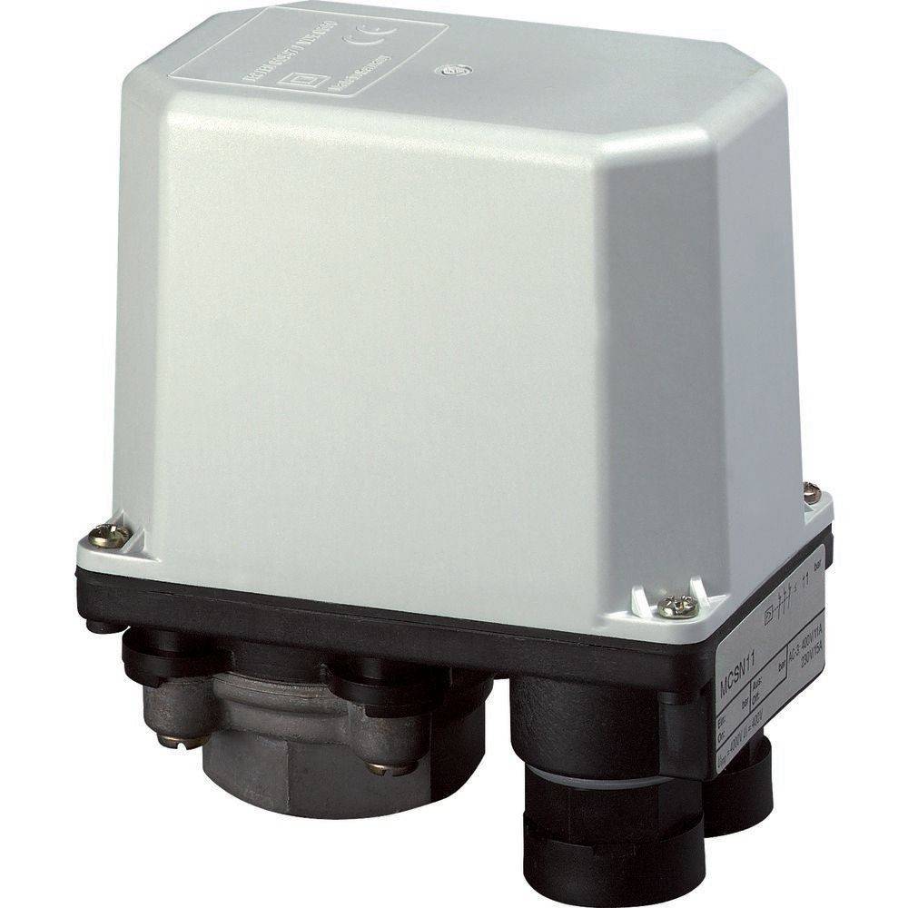 Ein elektronisches Ventilstellgerät mit einem quadratischen, grauen Gehäuse auf einer schwarzen Basis, ausgestattet mit elektrischen Anschlussports und Steuerungskomponenten.