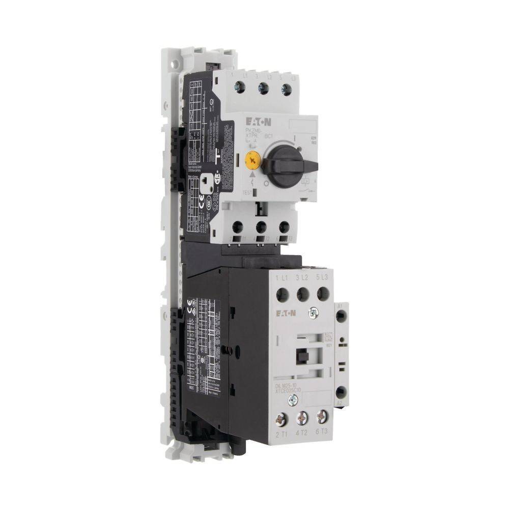 Industrielle elektrische Schaltanlage mit Leistungsschalter und Steuerungstafel, mit Eaton-Beschriftung, ausgestattet mit Drehreglern und Leitungsanschlüssen.