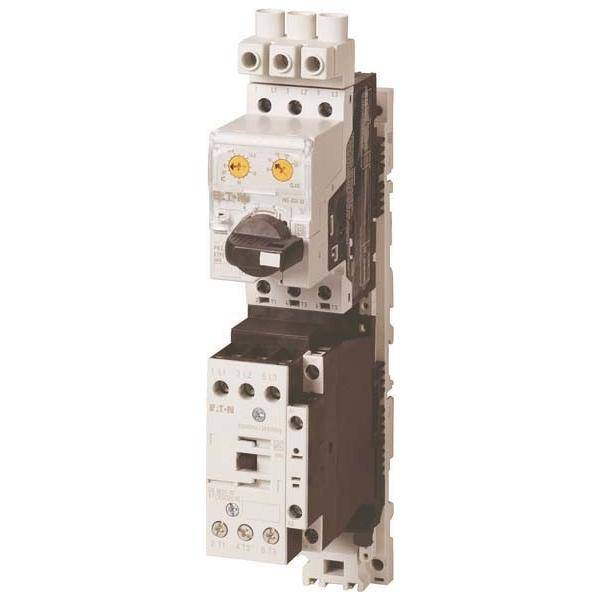Eine Nahaufnahme eines elektrischen Sicherungsautomaten mit Schaltern und angeschlossenen Anschlüssen, der zur Steuerung und zum Schutz von elektrischen Stromkreisen verwendet wird.