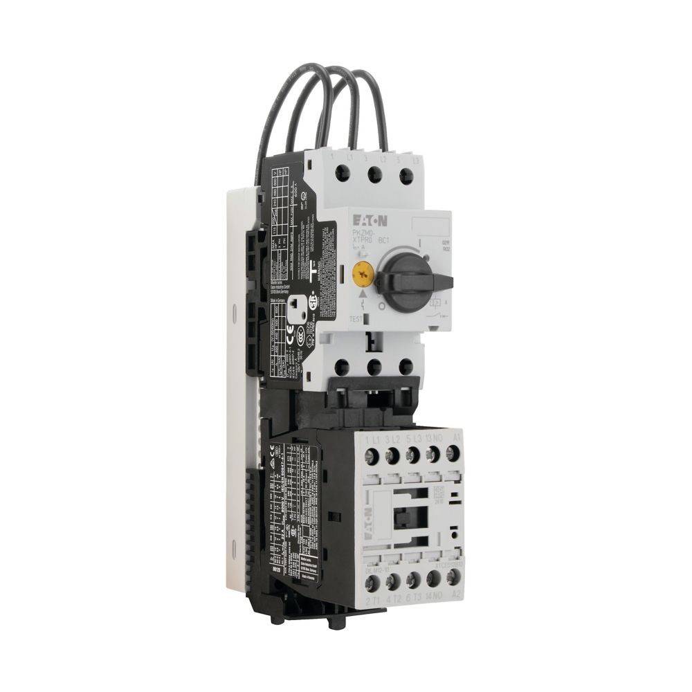 Ein elektrischer Schütz mit sichtbarer Verkabelung und Schaltern, der zur Steuerung des Stromflusses in Schaltkreisen verwendet wird.