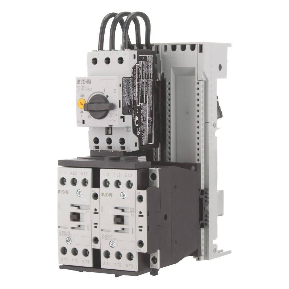 Ein kompakter elektrischer Schütz mit schwarzem Bedienungsschalter und EATON-Branding, vertikal montiert zur Steuerung elektrischer Stromkreise.