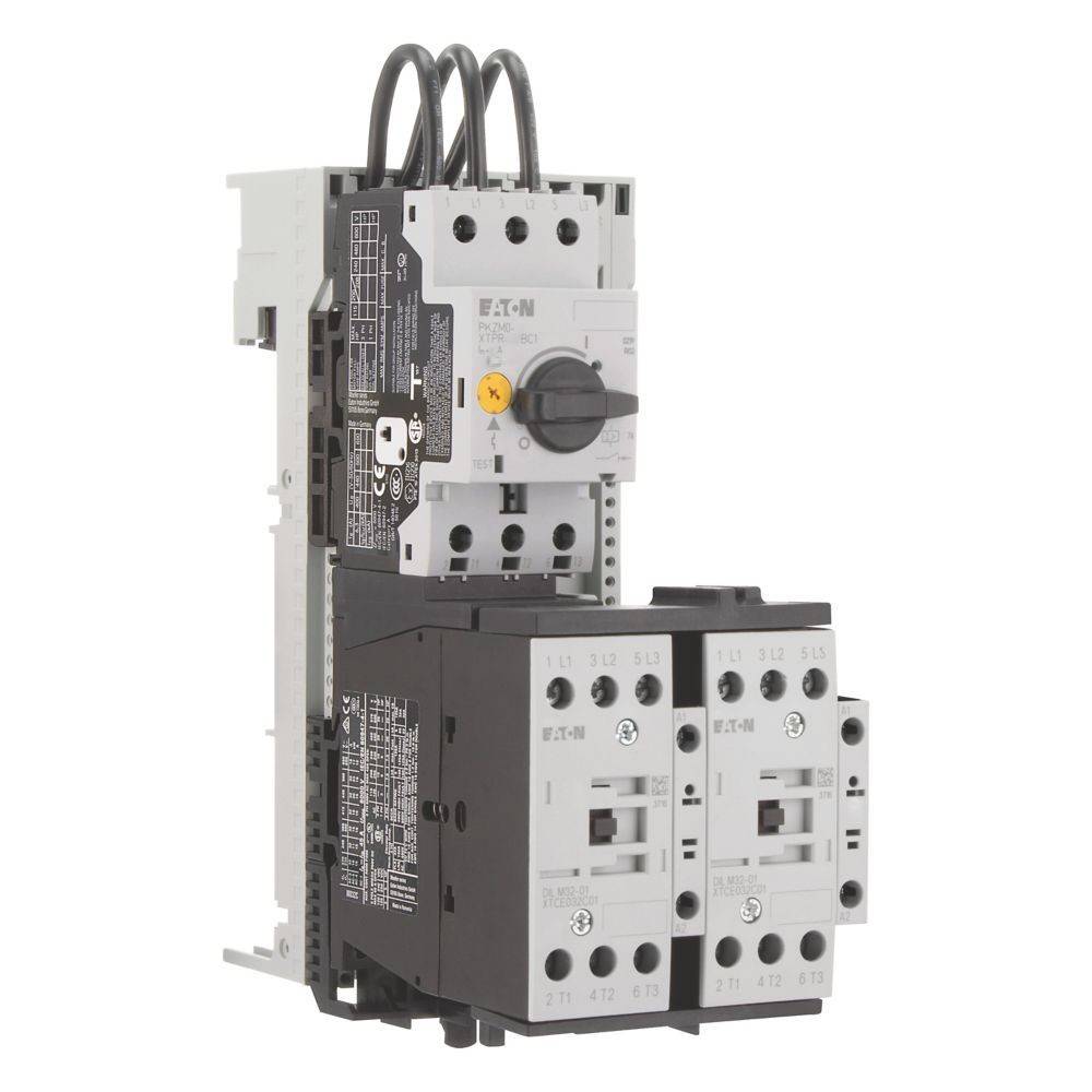 Ein elektrischer Motorstarter mit Steuer- und Schutzkomponenten, einschließlich Leistungsschalter und Schütz, gemeinsam montiert.