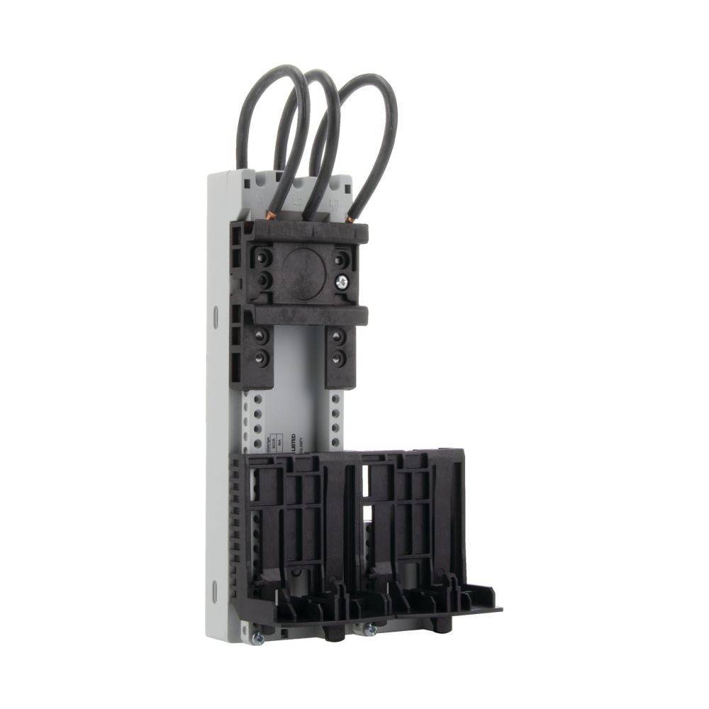 Elektrische Klemmenleiste mit vier verdrahteten Anschlüssen auf einer grauen Tragschiene.